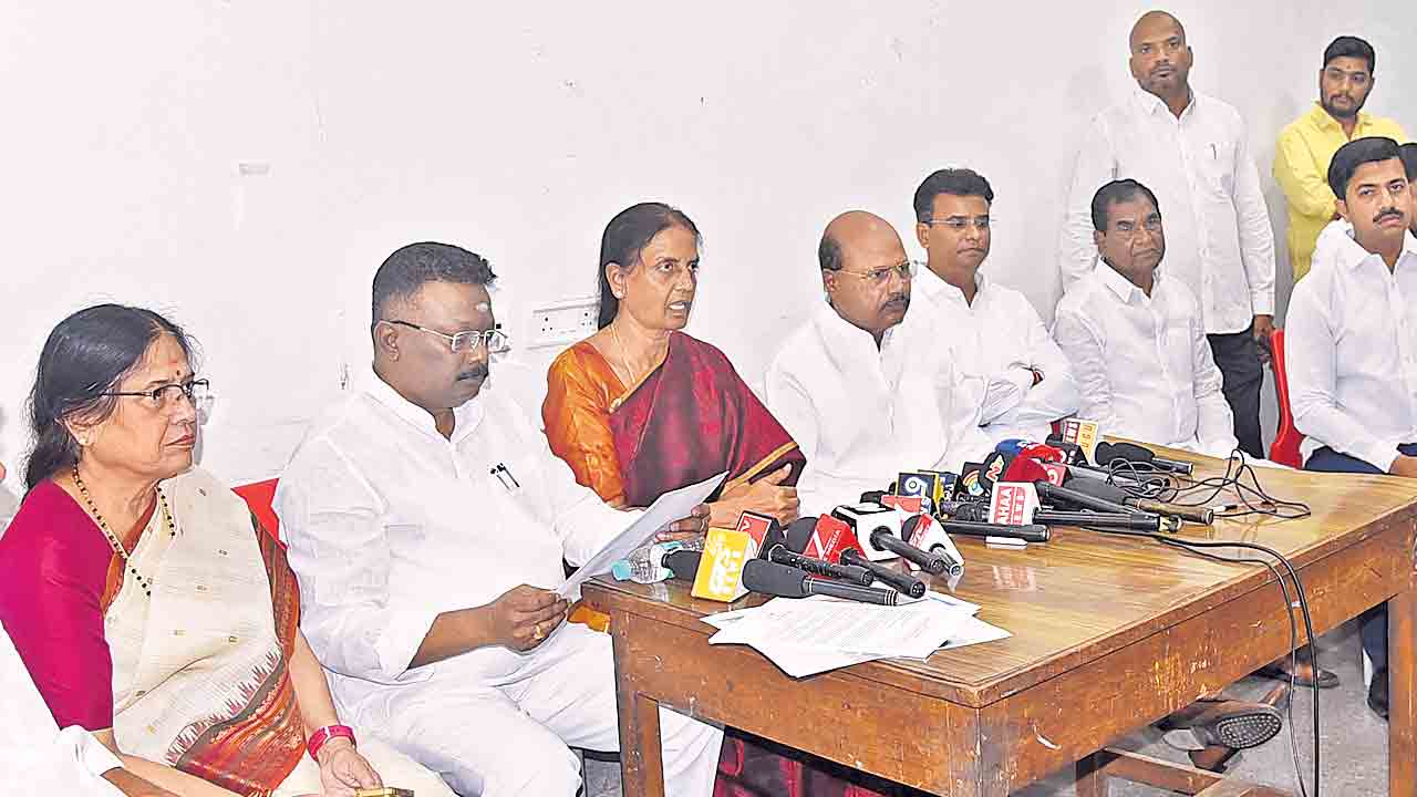 సర్కారు భూదందా చేస్తున్నది