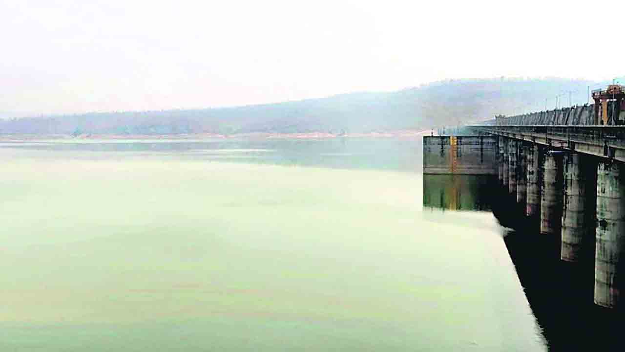 సమ్మక్క బరాజ్‌ వద్ద తగ్గుతున్న గోదావరి నీటి మట్టం