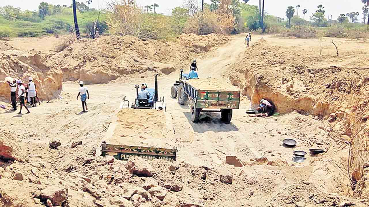 వాగులోనే జల్లెడ!.. బికేరు వాగులో ఇసుకాసురుల నయా దందా
