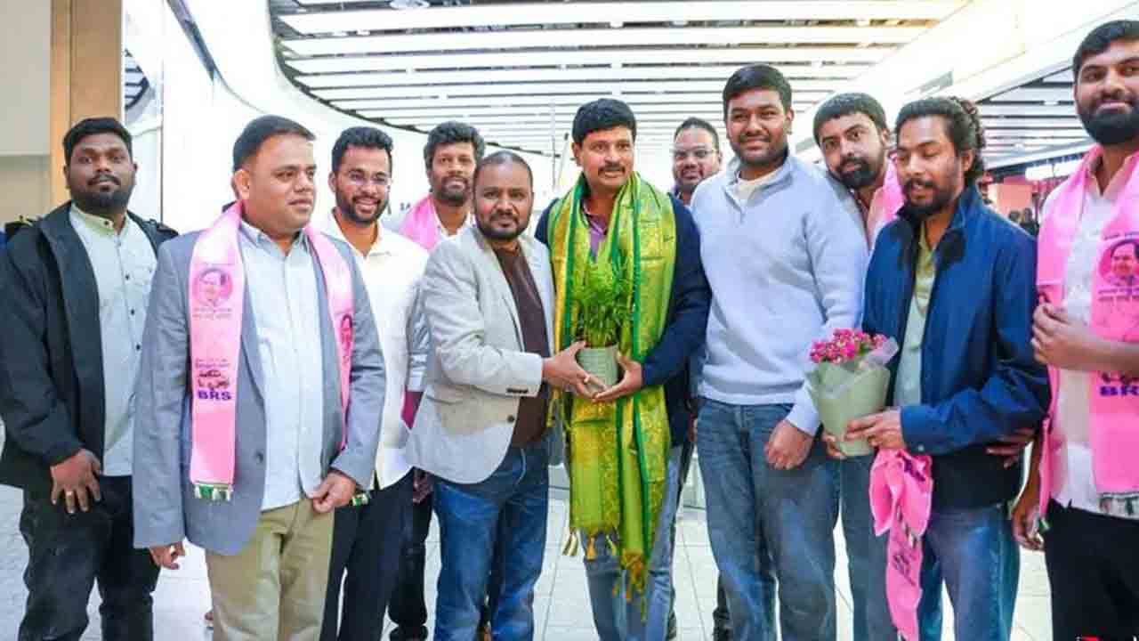 లండన్‌లో కేసీఆర్‌ సభ పోస్టర్‌ ఆవిష్కరణ