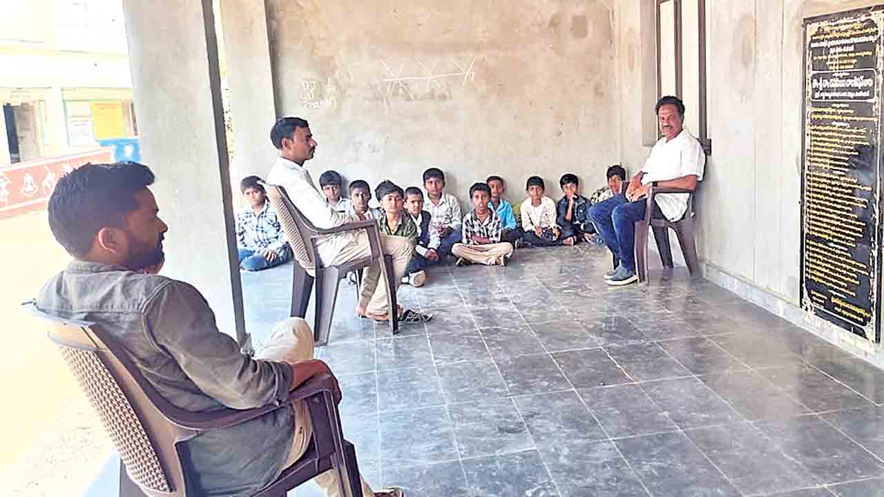 బిల్లు రాలేదని పాఠశాలకు తాళం.. కరీంనగర్‌ జిల్లా వల్లంపట్లలో ఘటన