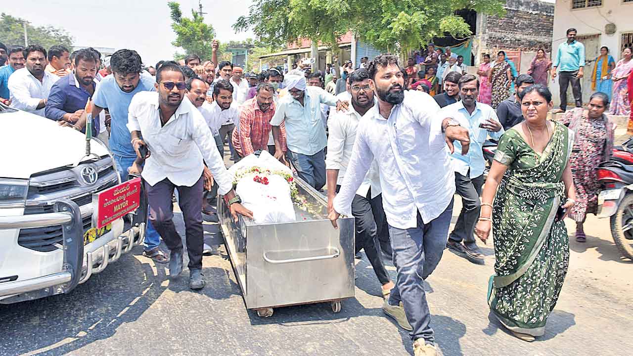 Shankar Goud | అమరుడికి అమర్యాద.. శంకర్‌గౌడ్‌ పార్థివదేహాన్ని రోడ్డుపై ఈడ్చుకెళ్లిన బీజేపీ నేతలు