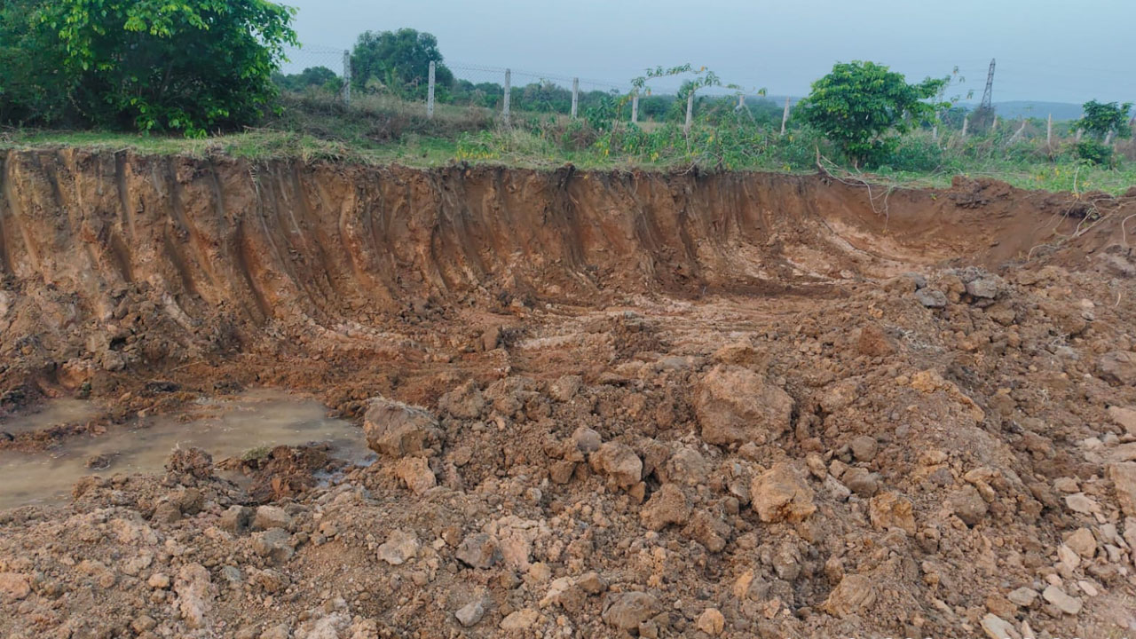 Illegal Transportation | యథేచ్ఛగా మట్టి అక్రమ రవాణా.. ప్రభుత్వ ఖజానాకు గండి