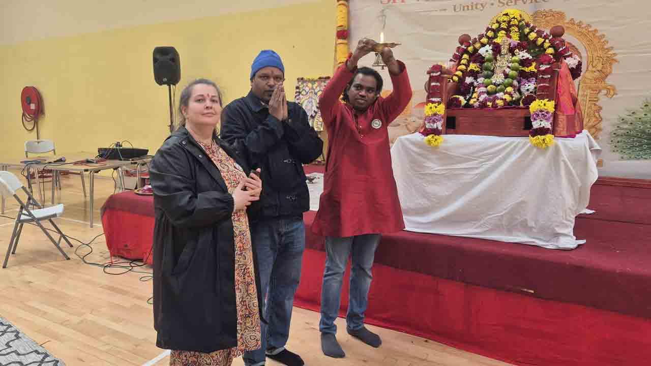 Sri vasavi Kanyaka Parameswari | డబ్లిన్‌లో ఘనంగా శ్రీ వాసవి కన్యకా పరమేశ్వరి అమ్మవారి జయంతి ఉత్సవాలు