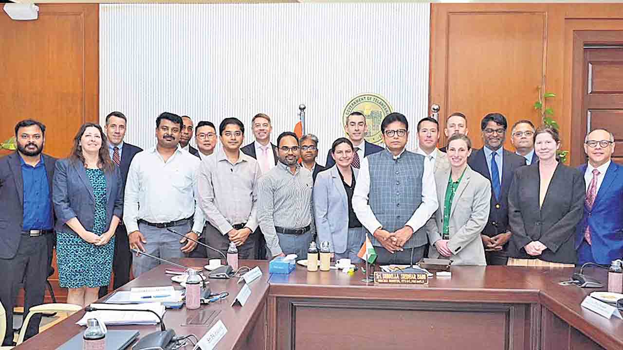 పెట్టుబడులను పెట్టేలా ప్రోత్సహించాలి.. యూఎస్‌ నేషనల్‌ కాలేజ్‌ వార్‌ ప్రతినిధులతో ఐటీ మంత్రి శ్రీధర్‌ బాబు