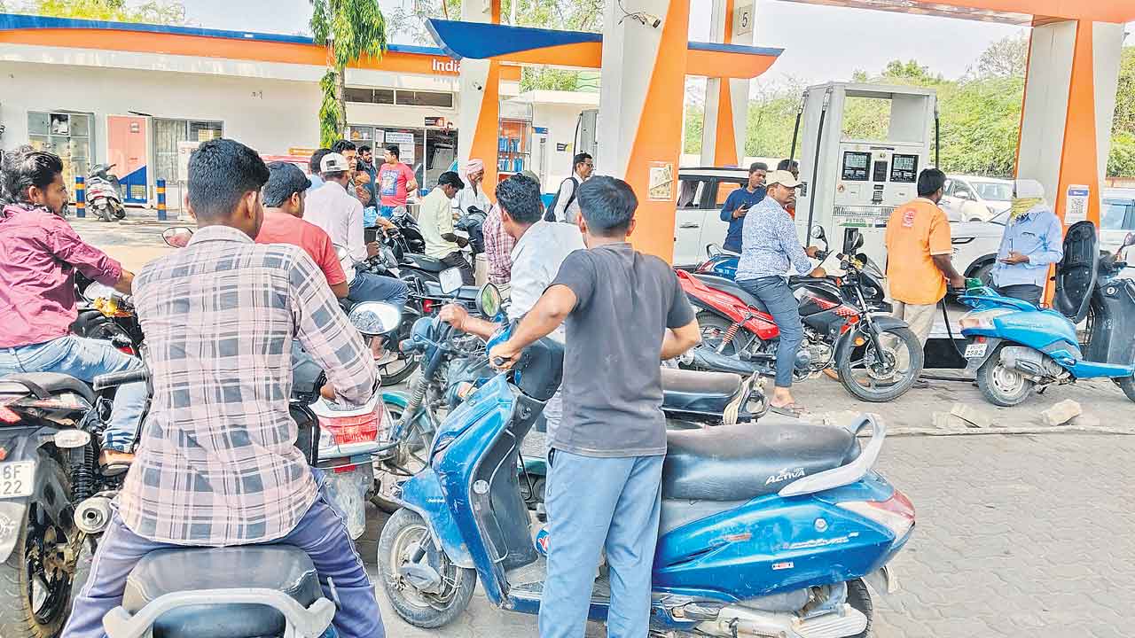 ఇందన కష్టాలు.. బంకుల చుట్టూ వాహనదారుల చక్కర్లు