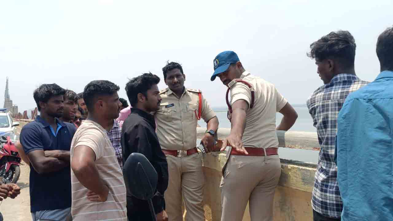 Suicide | జూరాల 51వ గేటు వద్ద బైక్‌.. యువకుడి కోసం గాలింపు చర్యలు