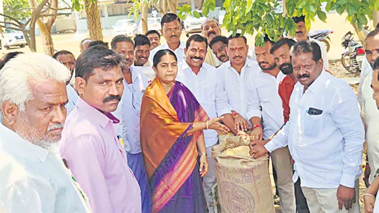 దళారులను నమ్మి మోసపోవద్దు