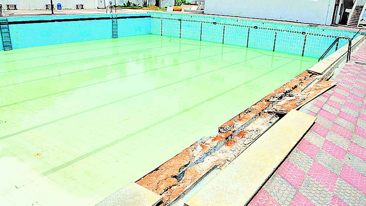 ఇటు రిపేర్లు.. అటు పగుళ్లు..