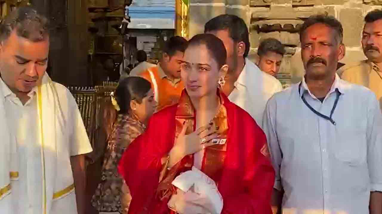 Tamannaah Bhatia | తిరుమల శ్రీవారిని దర్శించుకున్న తమన్నా.. సంప్రదాయ దుస్తుల్లో మిల్కీ బ్యూటీ!