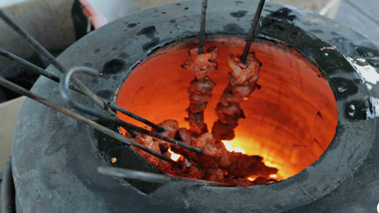 Caterer Throws Boy Into Fire | పెళ్లిలో పదే పదే రసగుల్లాలు తీసుకున్న బాలుడు.. తందూర్‌ మంటలోకి విసిరేసిన క్యాటరర్‌