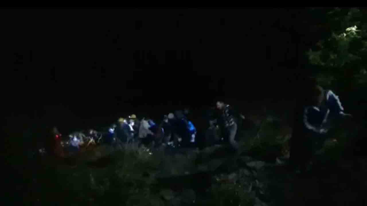 Tempo Falls Into Gorge | లోయలో పడిన టెంపో.. నలుగురు పర్యాటకులు మృతి, 14 మందికి గాయాలు