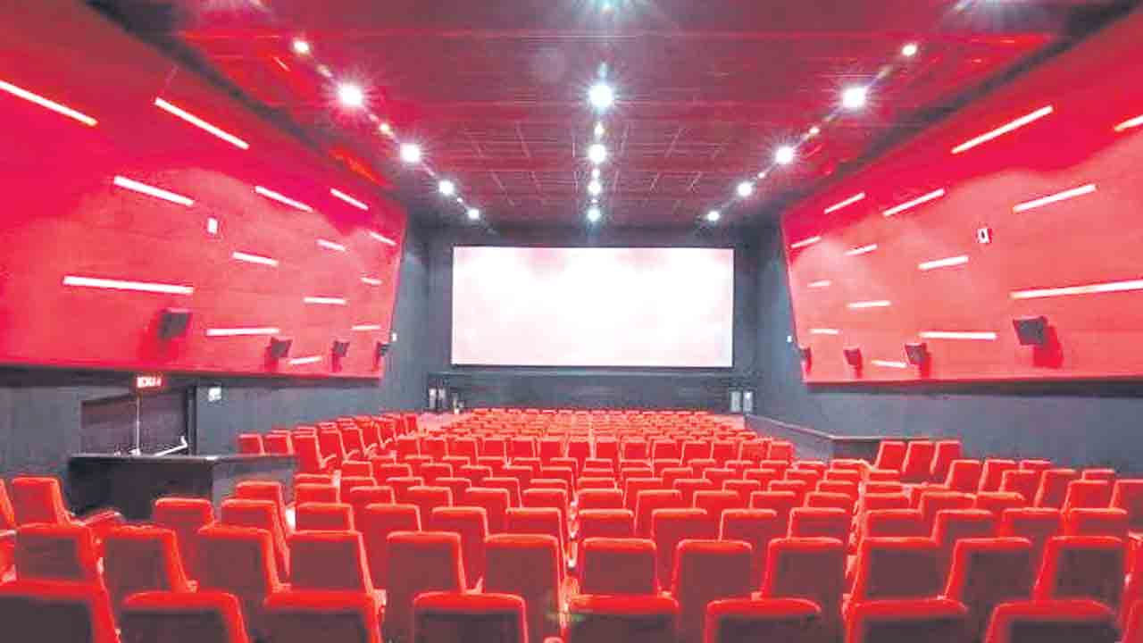 పర్సంటేజీ విధానంపై వివాదం.. మే 1 నుంచి థియేటర్ల బంద్‌ యోచన