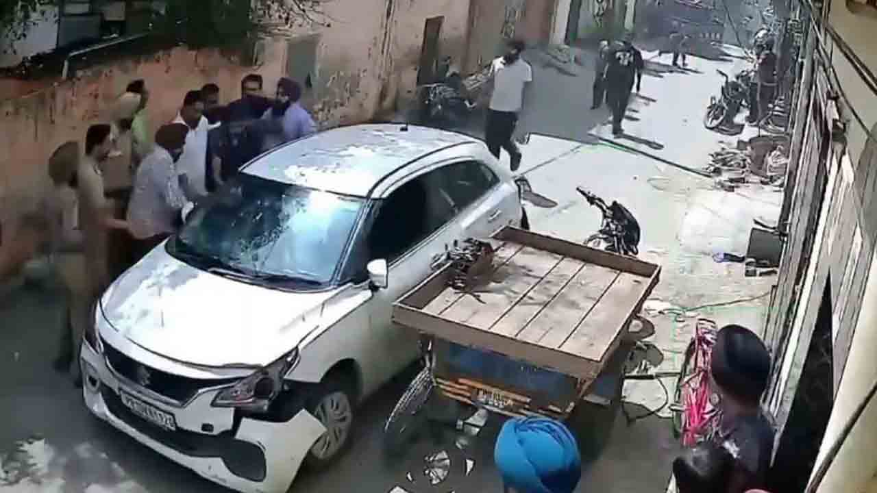 Watch: పోలీసుల నుంచి తప్పించుకునేందుకు కారు దొంగ ప్రయత్నం.. తర్వాత ఏం జరిగిందంటే?