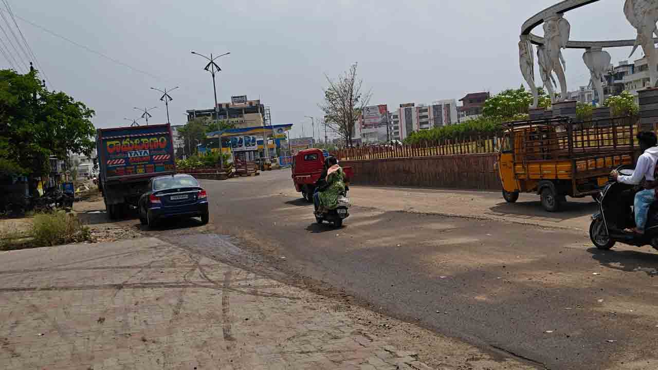 oil leak | టిప్పర్‌ జాకీ చాంబర్‌ పగిలి మెయిన్‌ రోడ్డుపై కారిన ఆయిల్‌.. జారిపడ్డ వాహనదారులు