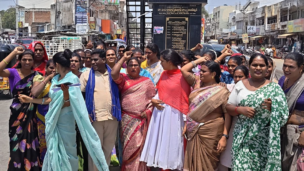 Transgenders Protest | కేంద్ర ప్రభుత్వానికి వ్యతిరేకంగా ట్రాన్స్‌జెండర్ల ధర్నా