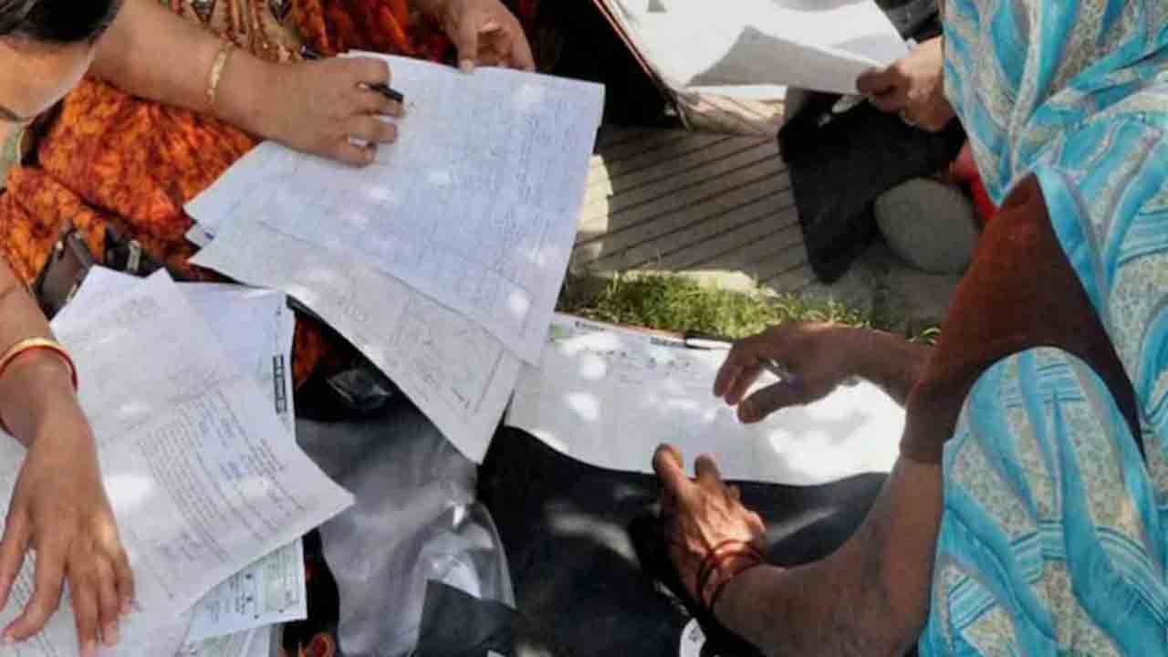 teachers die of heatstroke | జనగణన విధుల్లో ఉన్న ఇద్దరు టీచర్లు.. వడదెబ్బతో మృతి