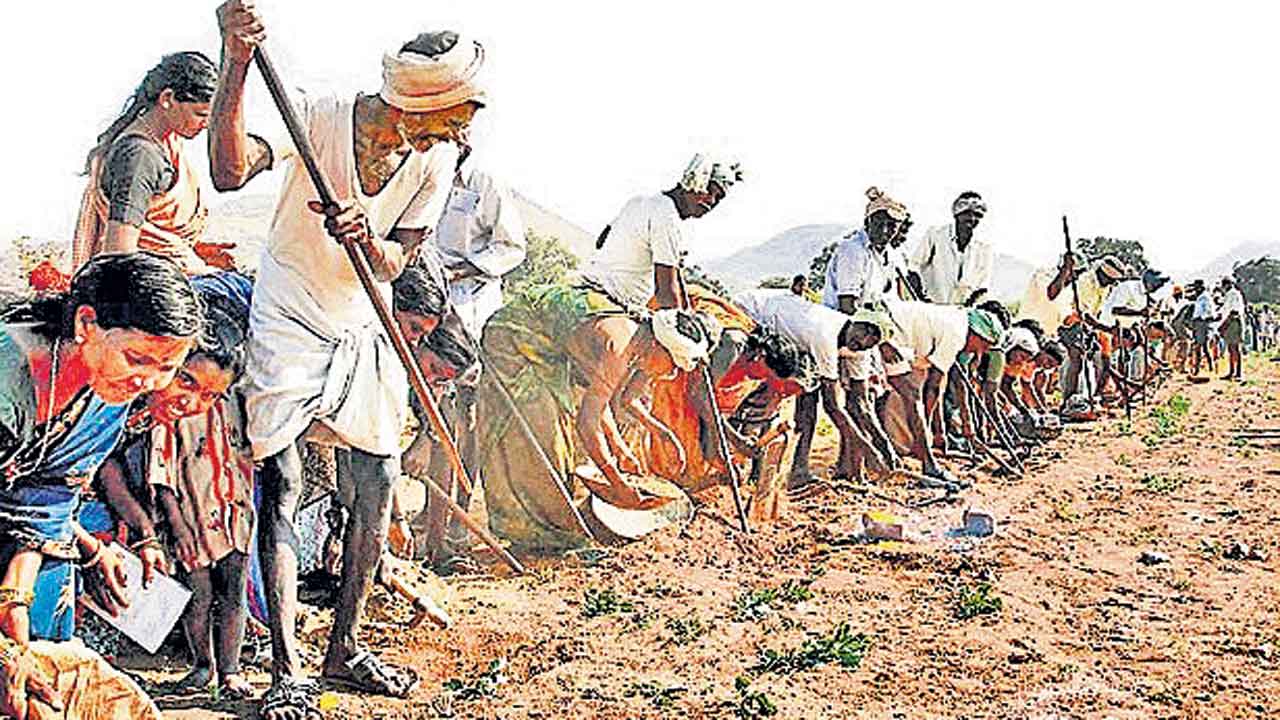 ఉపాధి కూలీలకు పైసలేవి?