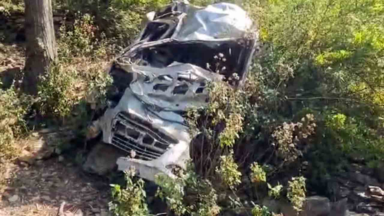 Vehicle Falls Into Gorge | లోయలో పడిన వాహనం.. 8 మంది మృతి, ఇద్దరికి   గాయాలు