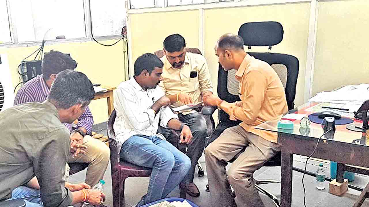 సబ్‌ రిజిస్ట్రార్‌ ఆఫీస్‌లో విజిలెన్స్‌ తనిఖీలు