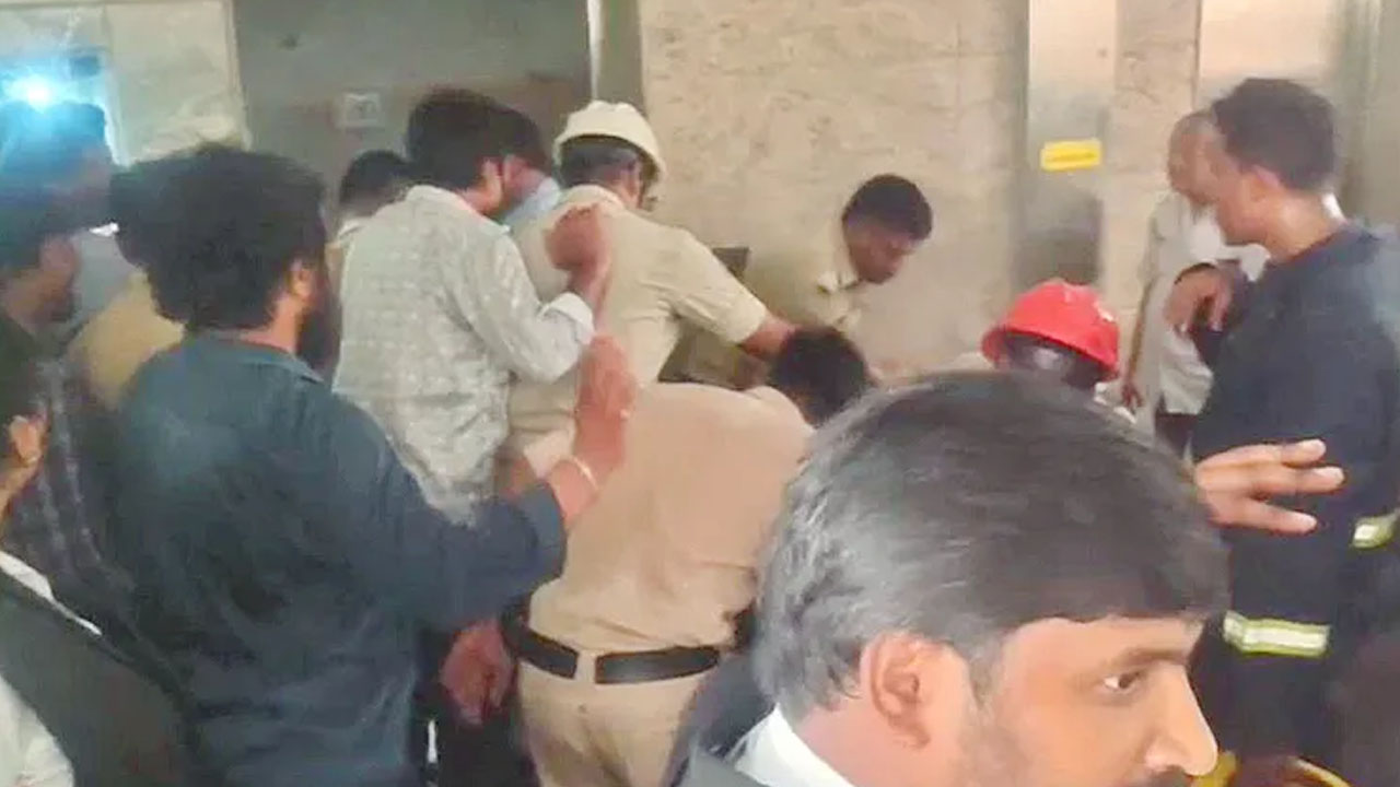 Vijayawada Court | కోర్టులో న్యాయవాదులకు తప్పిన ప్రమాదం.. గాలి ఆడక ఇబ్బందులు పడ్డ లాయర్లు