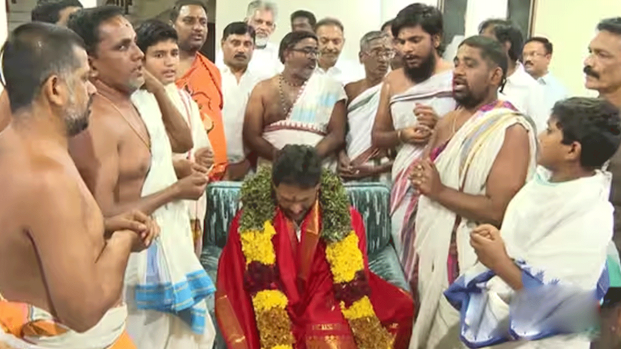 Vontimitta Priests | వైఎస్‌ జగన్‌ నివాసానికి వెళ్లి వేదాశీర్వచనం.. ఒంటిమిట్ట అర్చకులపై టీటీడీ ఆగ్రహం