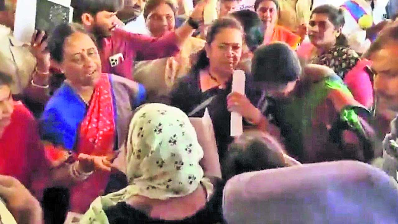 మంత్రి, ఎమ్మెల్యేకు నిరసన సెగ