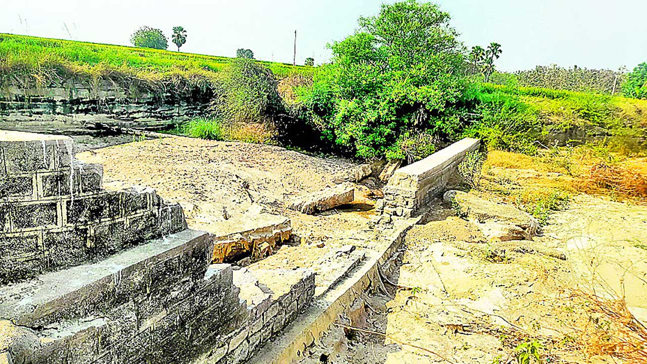 తెగిన చెక్‌డ్యాంలు