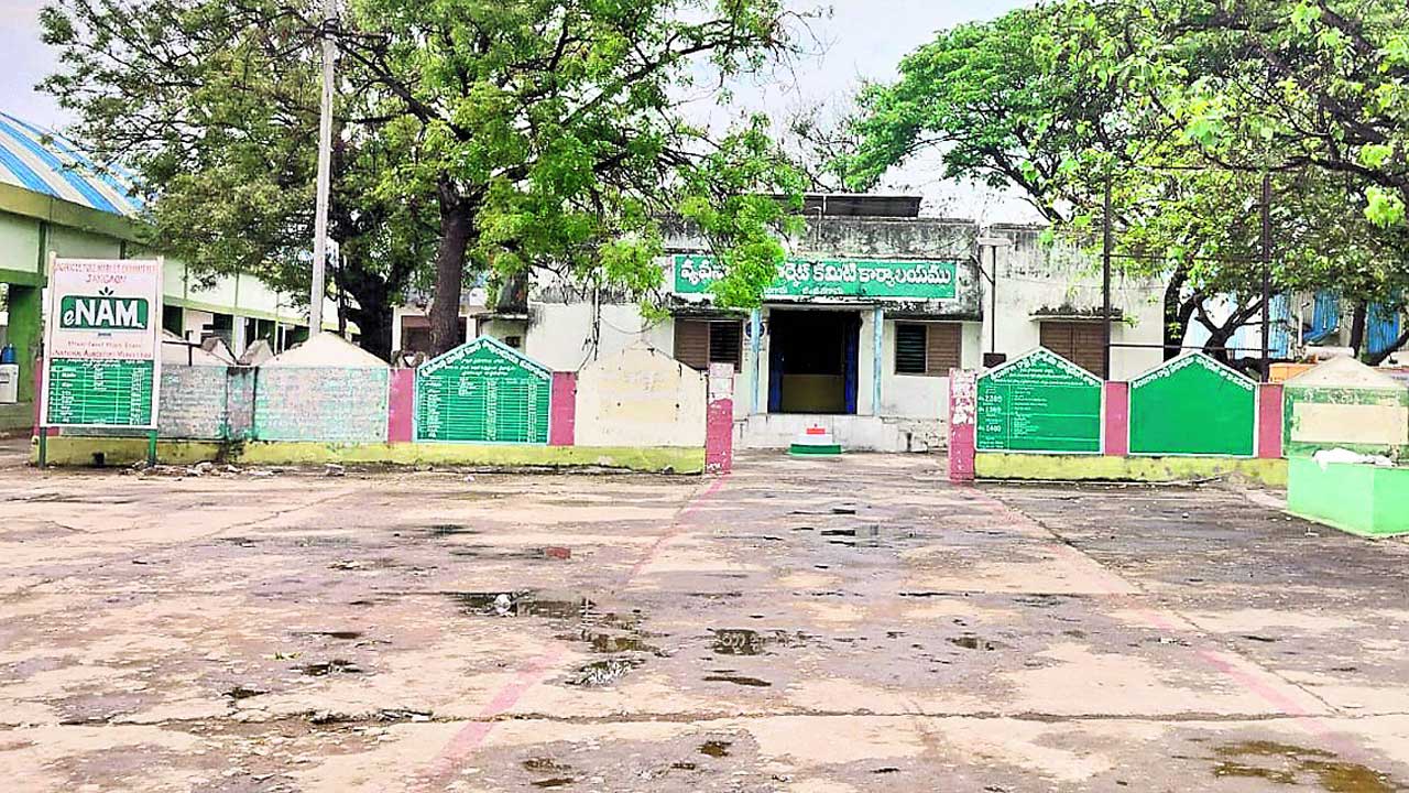 ఈ నామ్‌కే వాస్తే..