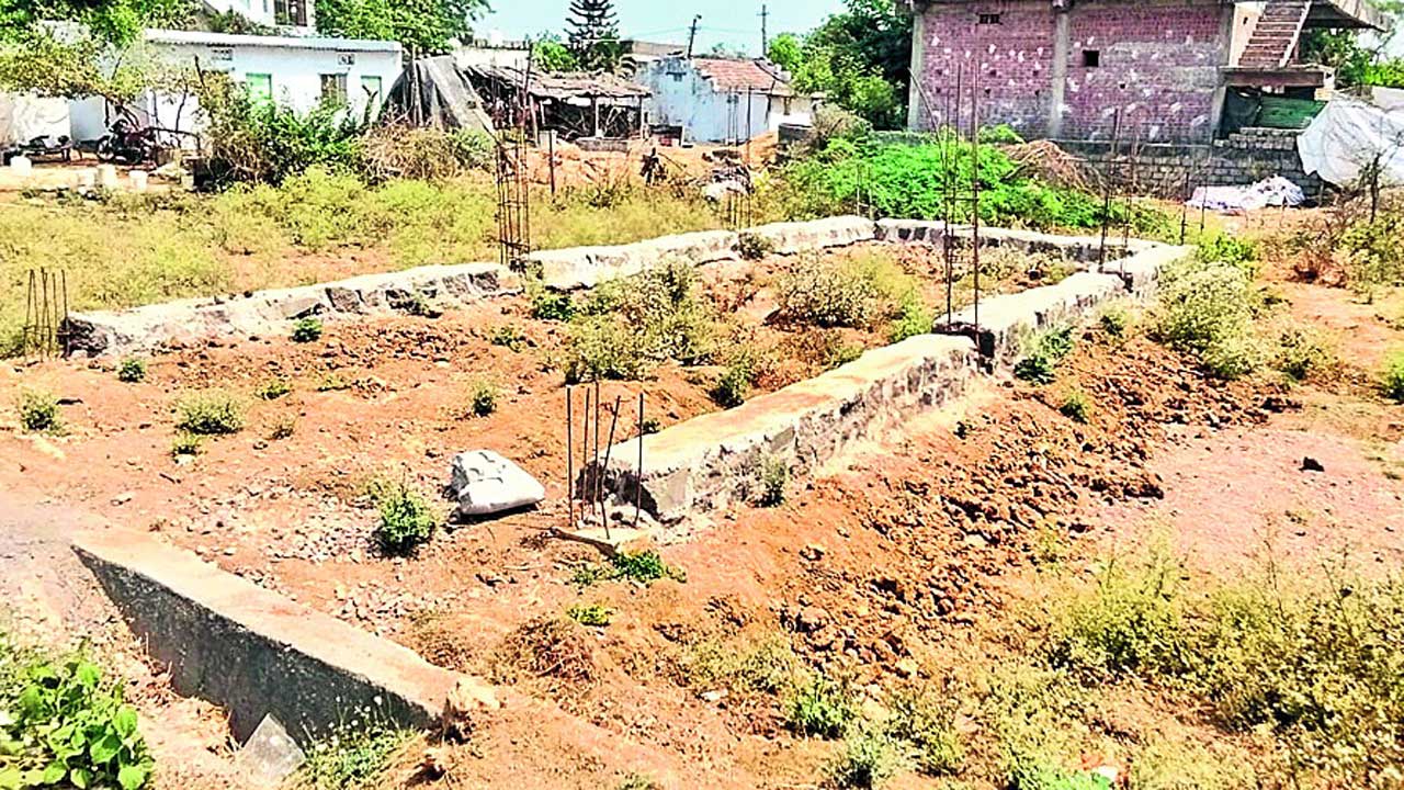 సంతకం కావాలంటే..తిరగాల్సిందే..