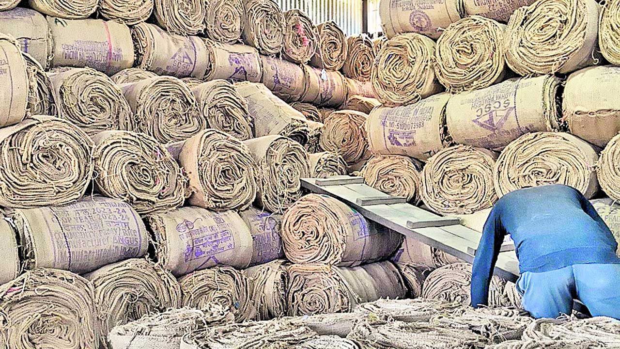 గన్నీ బ్యాగులు మాయం!