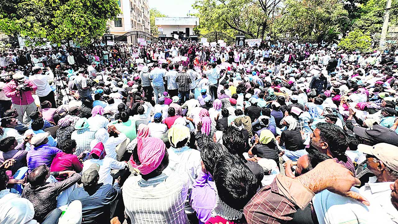 కదం తొక్కిన ఆర్టిజన్లు