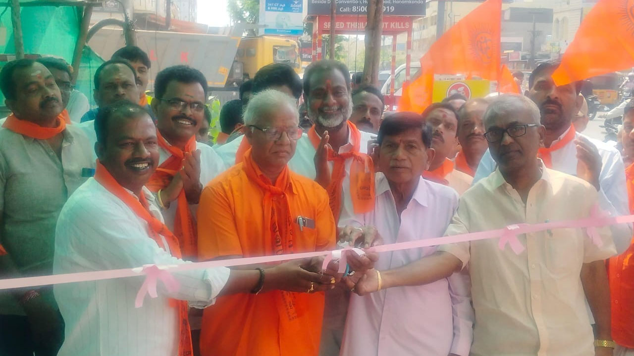 Water Center | వేసవిలో బాటసారుల దాహార్తిని తీర్చేందుకు చలివేంద్రం ఏర్పాటు