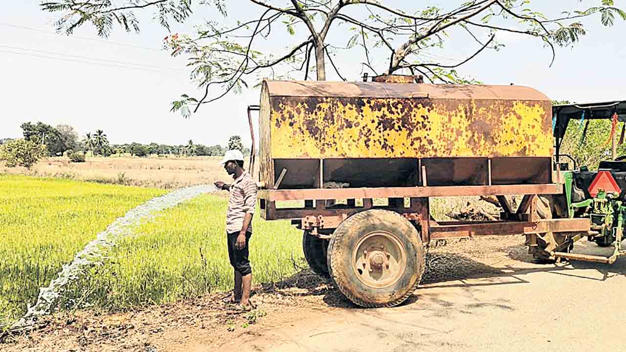 పంటల కోసం అన్నదాత తిప్పలు