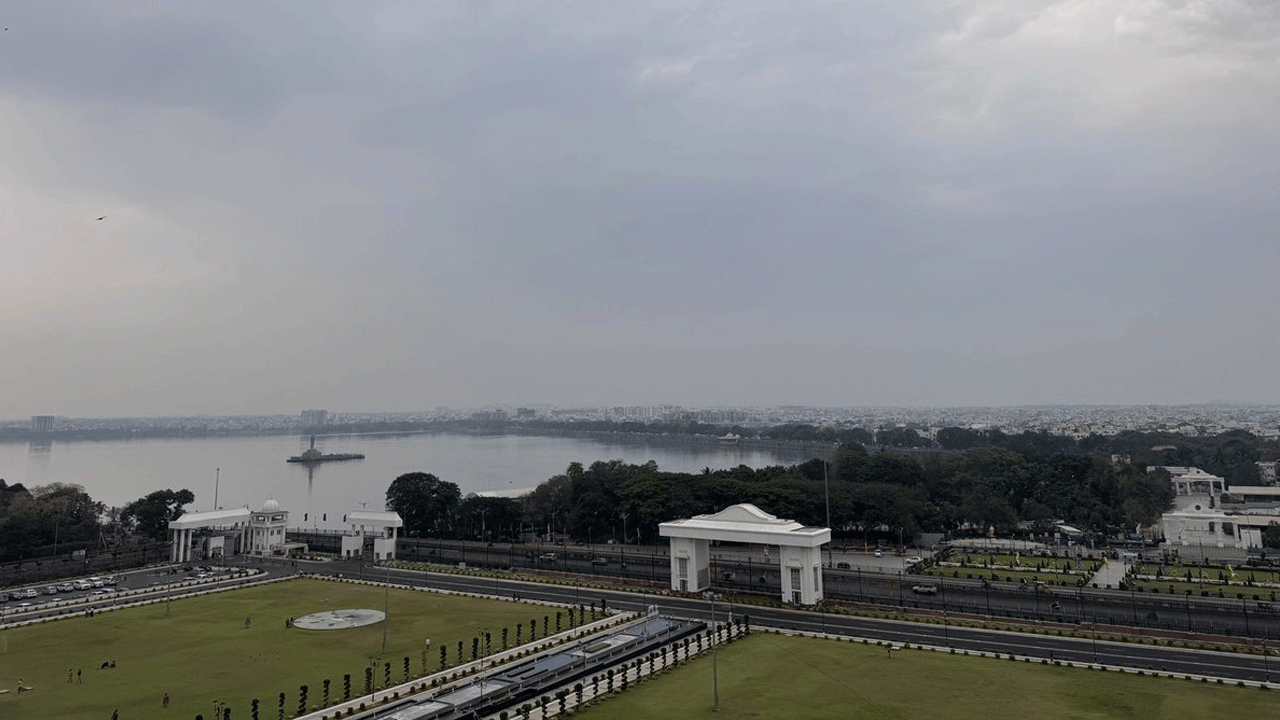 Hyderabad | నగరంలో ఒక్కసారిగా మారిన వాతావరణం.. ఆకాశం మేఘావృతం..!
