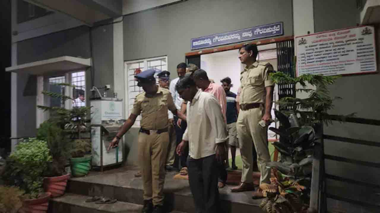 Woman Elopes With Lover | ప్రియుడితో పారిపోయిన మహిళ.. విషమిచ్చి చంపిన అత్తింటి కుటుంబం