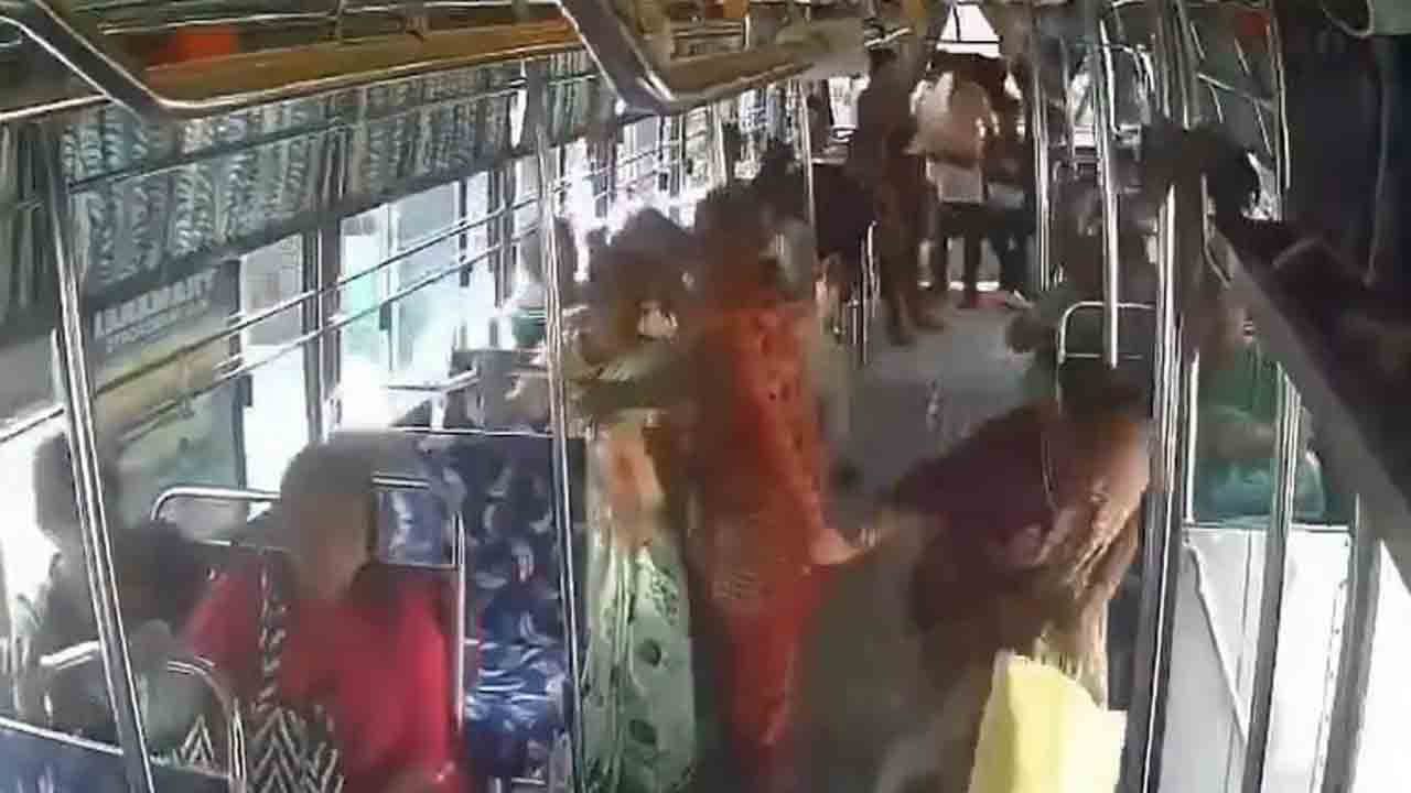 Watch: వేగంగా వెళ్తున్న బస్సులోంచి పడిన వృద్ధురాలు.. తర్వాత ఏం జరిగిందంటే?