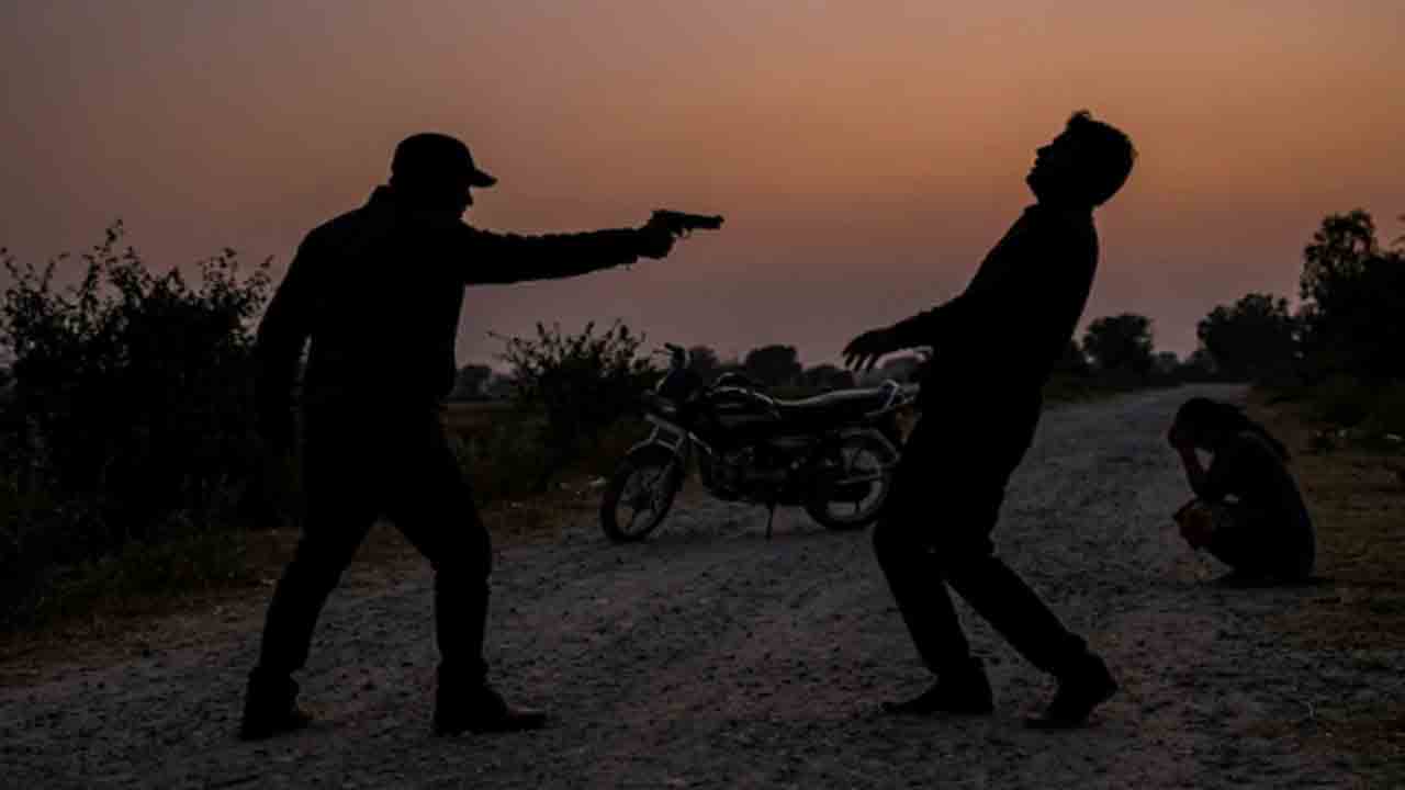 Wife Kills Husband With Lover | ప్రియుడి సహాయంతో భర్తను హత్య చేయించిన భార్య.. దొంగలు కాల్చి చంపినట్లు నమ్మించే యత్నం