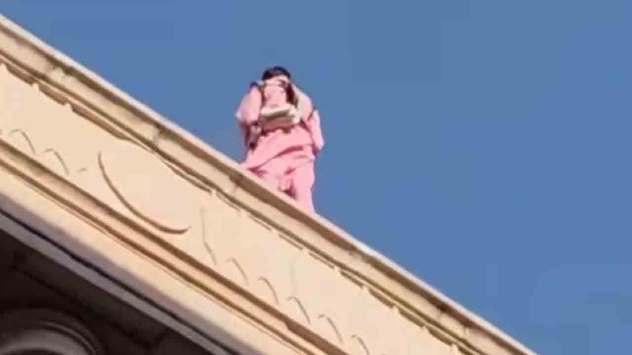 Woman High Court jump threat | హైకోర్టు పైకి ఎక్కిన మహిళ.. బిడ్డతో సహా   కిందకు దూకుతానని బెదిరింపు