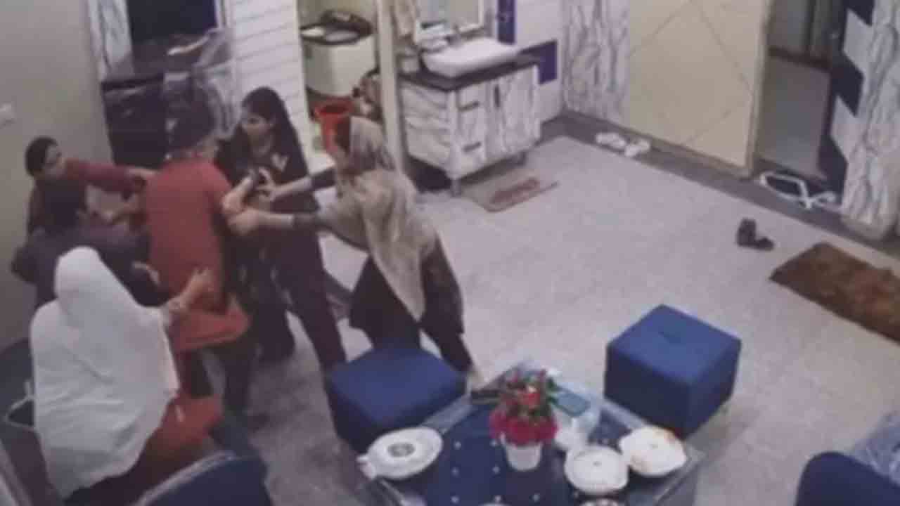 Watch: ఒక ఇంట్లోకి చొరబడిన వ్యక్తి.. మహిళలు ఏం చేశారంటే?