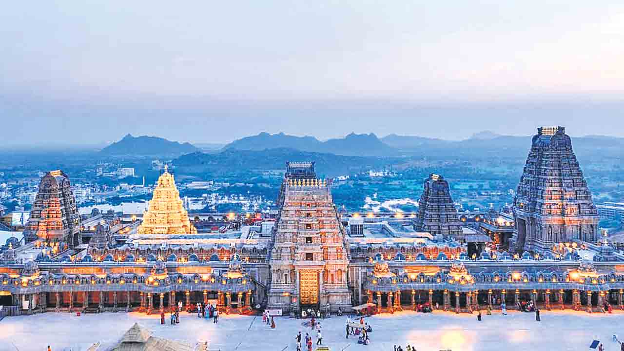 గుట్ట చుట్టూ రాజకీయ నీడ.. యాదగిరీశుడి ఆదాయంపై నేతల కన్ను