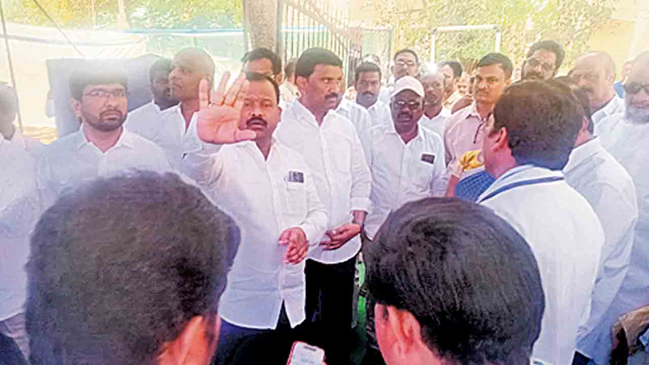 మేమిస్తేనే జీతాలు.. ఎక్స్‌ట్రాలొద్దు