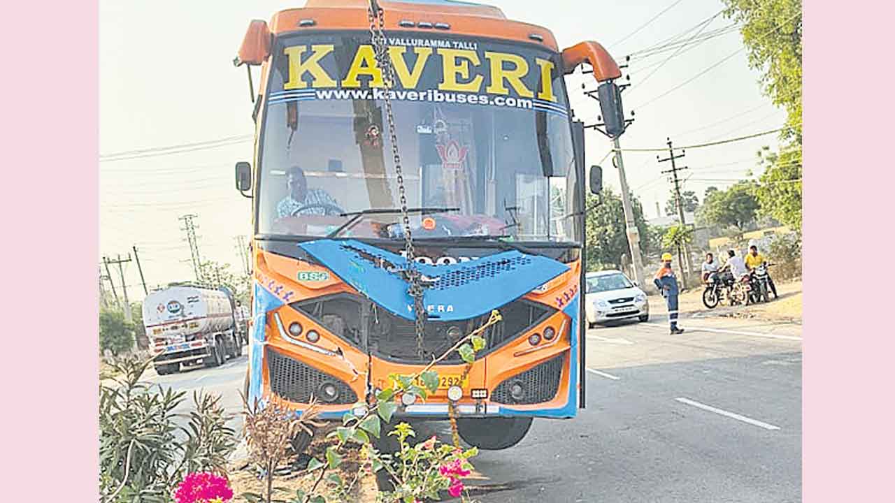 డివైడర్‌ను ఢీకొన్న ప్రైవేట్‌ బస్సు