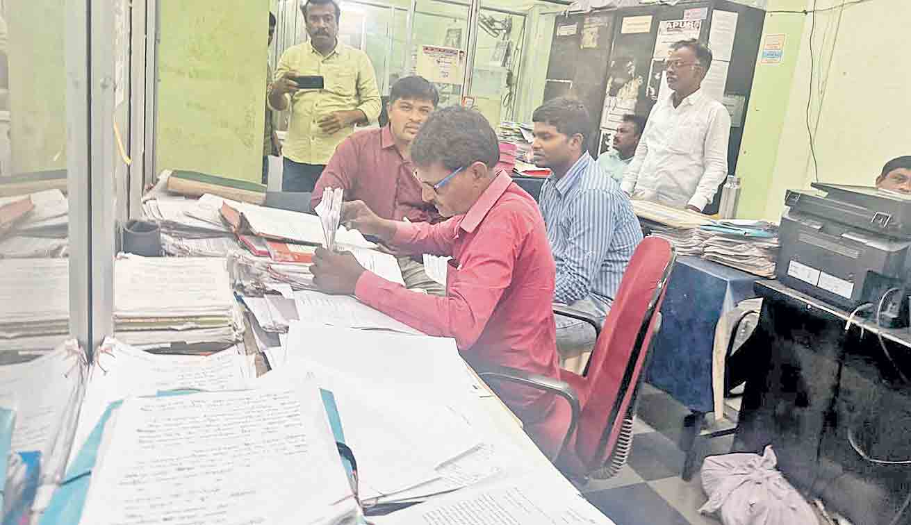 జగిత్యాల మున్సిపల్‌ ఆఫీస్‌లో ఏసీబీ తనిఖీలు