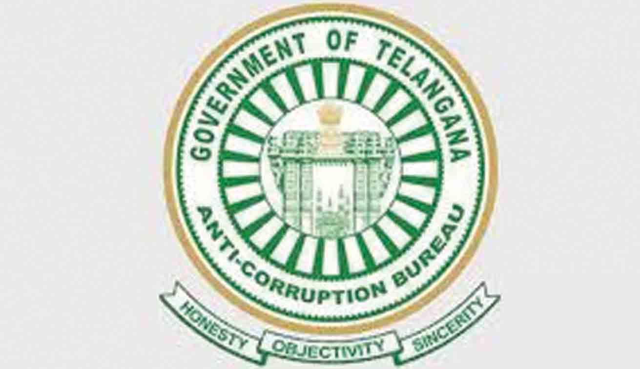 శంషాబాద్‌ ఎయిర్‌పోర్ట్‌ సీఐ, ఎస్సై..