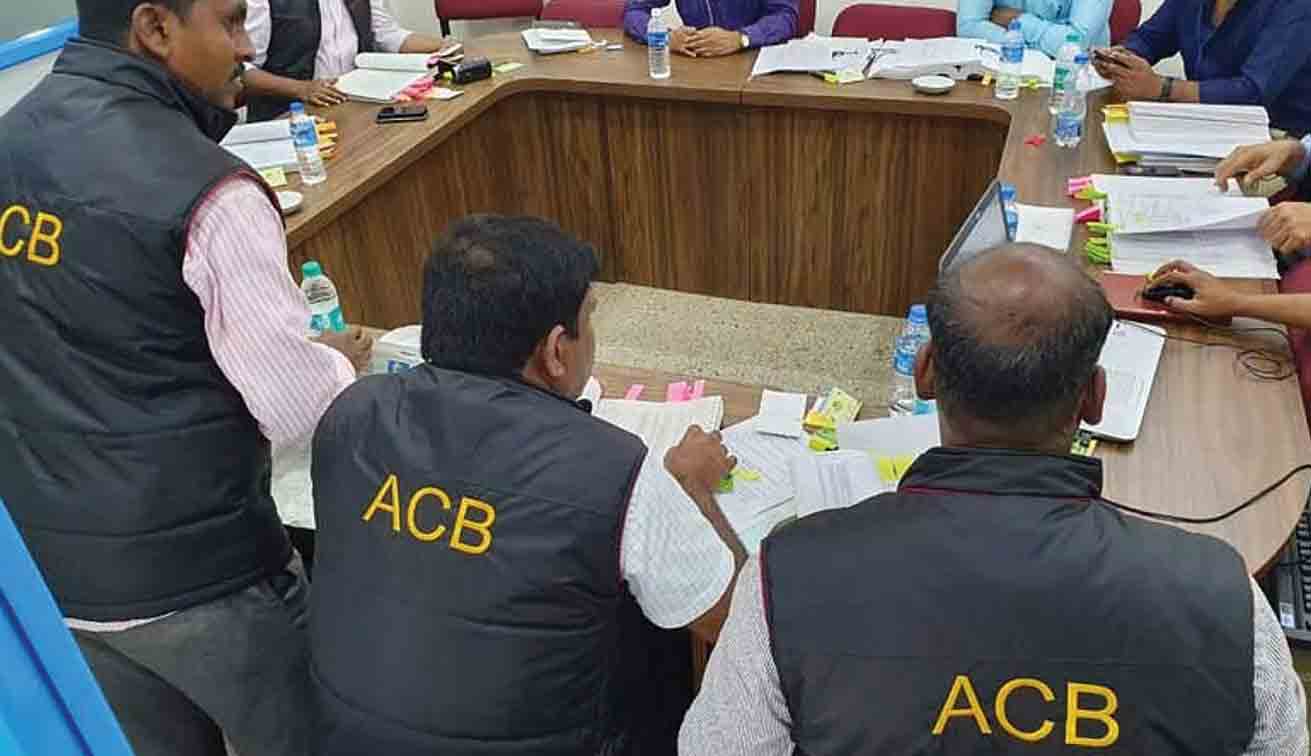 ఏసీబీకి చిక్కిన అసోసియేట్‌ డీన్‌.. ఎరువులు, విత్తనాల లైసెన్స్‌కు లక్ష లంచం డిమాండ్‌