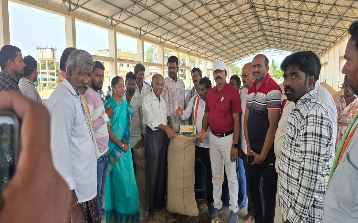‘కొనుగోలు కేంద్రాలను రైతులు సద్వినియోగం చేసుకోవాలి’