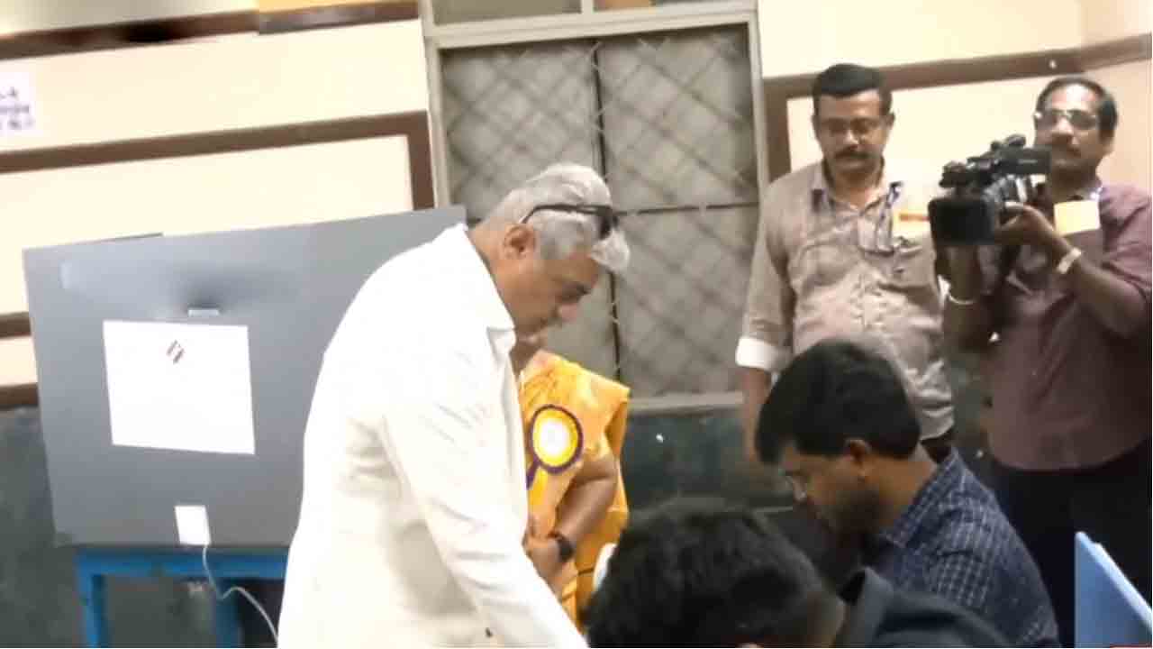 Ajith Kumar | తమిళనాడు పోలింగ్.. ఉదయాన్నే ఓటు వేసిన హీరో అజిత్