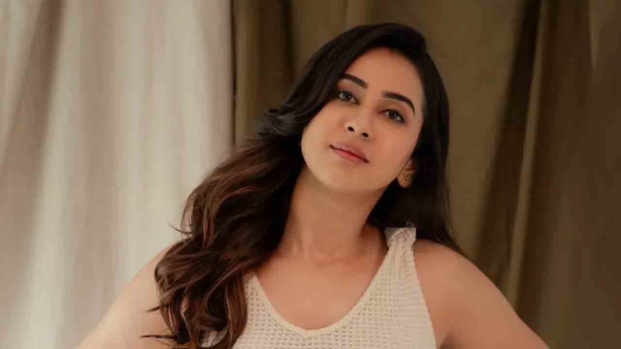 TN Elections 2026 | నా ఓటును దొంగిలించారు.. నటి అక్షయకు చేదు అనుభవం