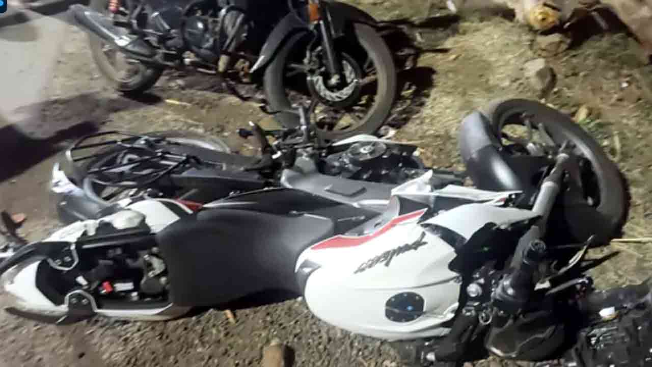 అనకాపల్లి జిల్లాలో బైక్‌ను ఢీకొట్టిన ట్రావెల్స్ బస్సు.. ముగ్గురు పెయింటర్లు దుర్మరణం